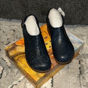 Bella Vita Starlee Navy Tooled Leather Clogs